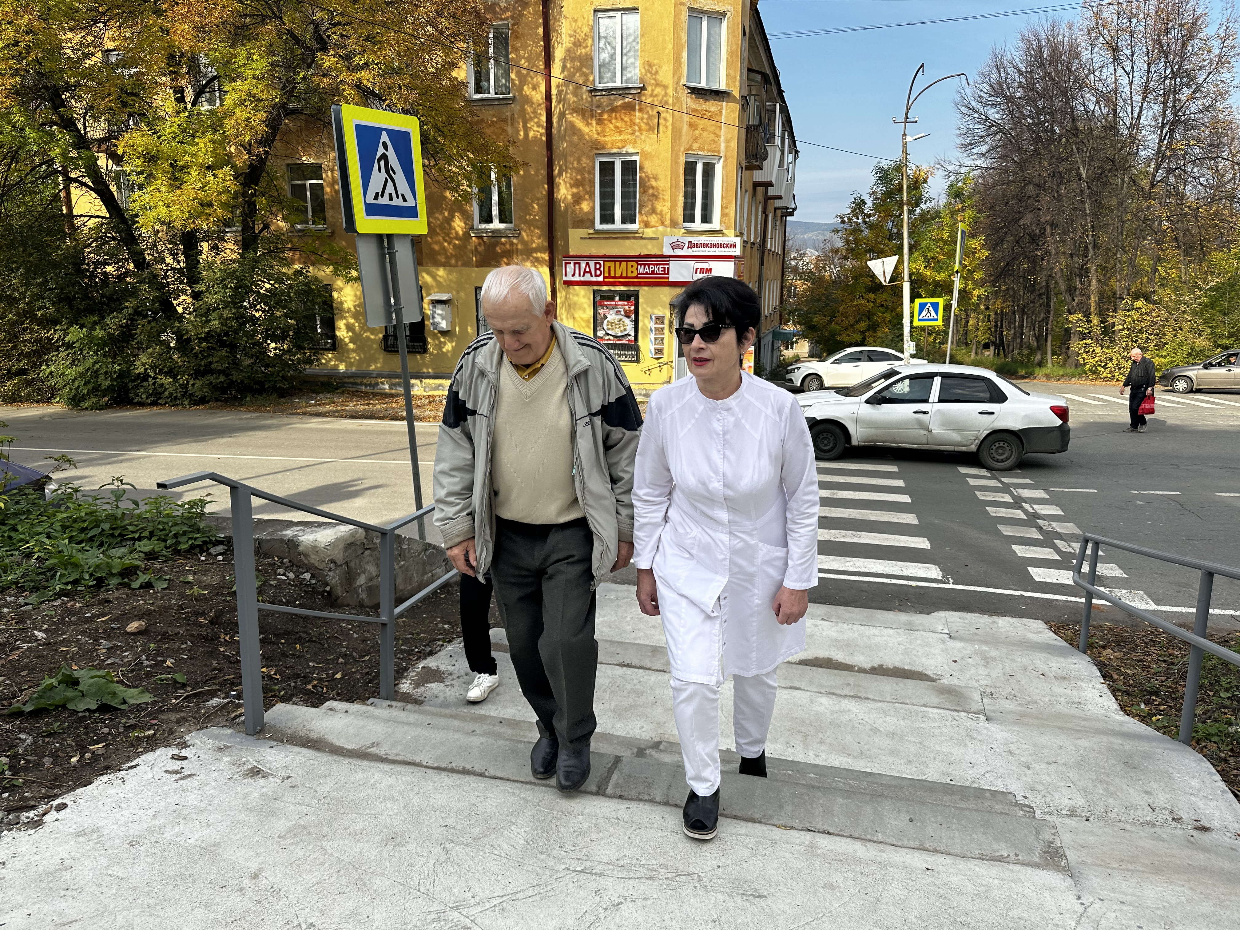 В Златоусте появились новый пешеходный переход и парковка около медицинского учреждения