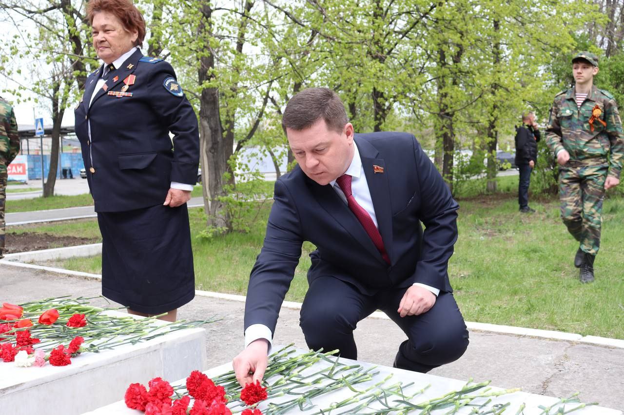 Накануне Дня Победы заместитель председателя Законодательного Собрания Вадим Ромасенко принял участие в митинге в своем избирательном округе