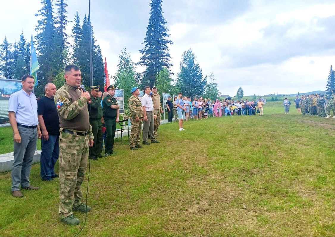 В открытии смены в военно-патриотическом лагере принял участие первый заместитель председателя Законодательного Собрания Челябинской области Денис Моисеев.