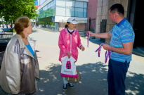 Председатель комитета Законодательного Собрания по социальной политике Сергей Буяков и члены Молодежной палаты при областном парламенте в преддверии Дня России вручили южноуральцам ленточки в виде триколора