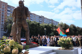 На Аллее Славы состоялась церемония открытия памятника «Защитникам Отечества»