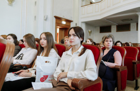 Председатель комитета Законодательного Собрания по социальной политике Сергей Буяков поприветствовал участников методической школы учителей истории и обществознания 