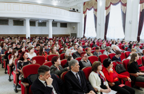 Председатель комитета Законодательного Собрания по социальной политике Сергей Буяков поприветствовал участников методической школы учителей истории и обществознания 