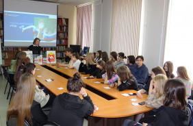 В магнитогорской Библиотеке мира по инициативе депутата Законодательного Собрания Челябинской области Павла Шиляева для старшеклассников был проведен парламентский урок.