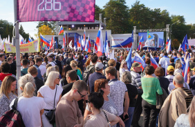 «Своих не бросаем!»: в Челябинске прошел многотысячный митинг-концерт в поддержку референдумов в ЛНД, ДНР, Херсонской и Запорожской областях