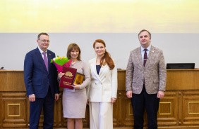 Заместитель председателя Законодательного Собрания Олег Гербер поздравил победителей конкурсов журналистских работ на лучшее освещение деятельности областного парламента