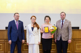 Заместитель председателя Законодательного Собрания Олег Гербер поздравил победителей конкурсов журналистских работ на лучшее освещение деятельности областного парламента