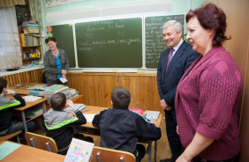 Председатель Законодательного Собрания Владимир Мякуш побывал с рабочим визитом в школе-интернате села Тюбук