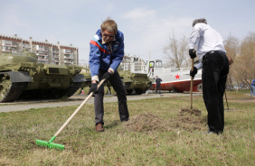 Сегодня депутаты и аппарат Законодательного Собрания вышли на традиционный весенний субботник в Сад Победы