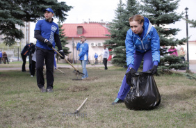 Сегодня депутаты и аппарат Законодательного Собрания вышли на традиционный весенний субботник в Сад Победы