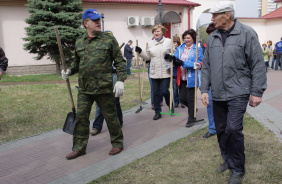 Сегодня депутаты и аппарат Законодательного Собрания вышли на традиционный весенний субботник в Сад Победы