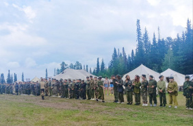 В открытии смены в военно-патриотическом лагере принял участие первый заместитель председателя Законодательного Собрания Челябинской области Денис Моисеев.