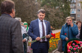 Степан Фирстов и Владимир Владимирский возложили цветы к Мемориалу защитников Отечества 