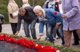 Степан Фирстов и Владимир Владимирский возложили цветы к Мемориалу защитников Отечества 