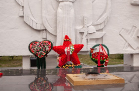 Степан Фирстов и Владимир Владимирский возложили цветы к Мемориалу защитников Отечества 