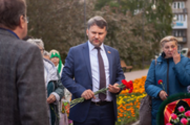 Степан Фирстов и Владимир Владимирский возложили цветы к Мемориалу защитников Отечества