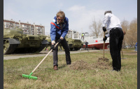 Сегодня депутаты и аппарат Законодательного Собрания вышли на традиционный весенний субботник в Сад Победы