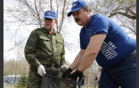 Сегодня депутаты и аппарат Законодательного Собрания вышли на традиционный весенний субботник в Сад Победы