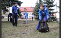 Сегодня депутаты и аппарат Законодательного Собрания вышли на традиционный весенний субботник в Сад Победы