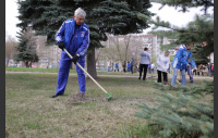 Сегодня депутаты и аппарат Законодательного Собрания вышли на традиционный весенний субботник в Сад Победы