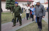 Сегодня депутаты и аппарат Законодательного Собрания вышли на традиционный весенний субботник в Сад Победы